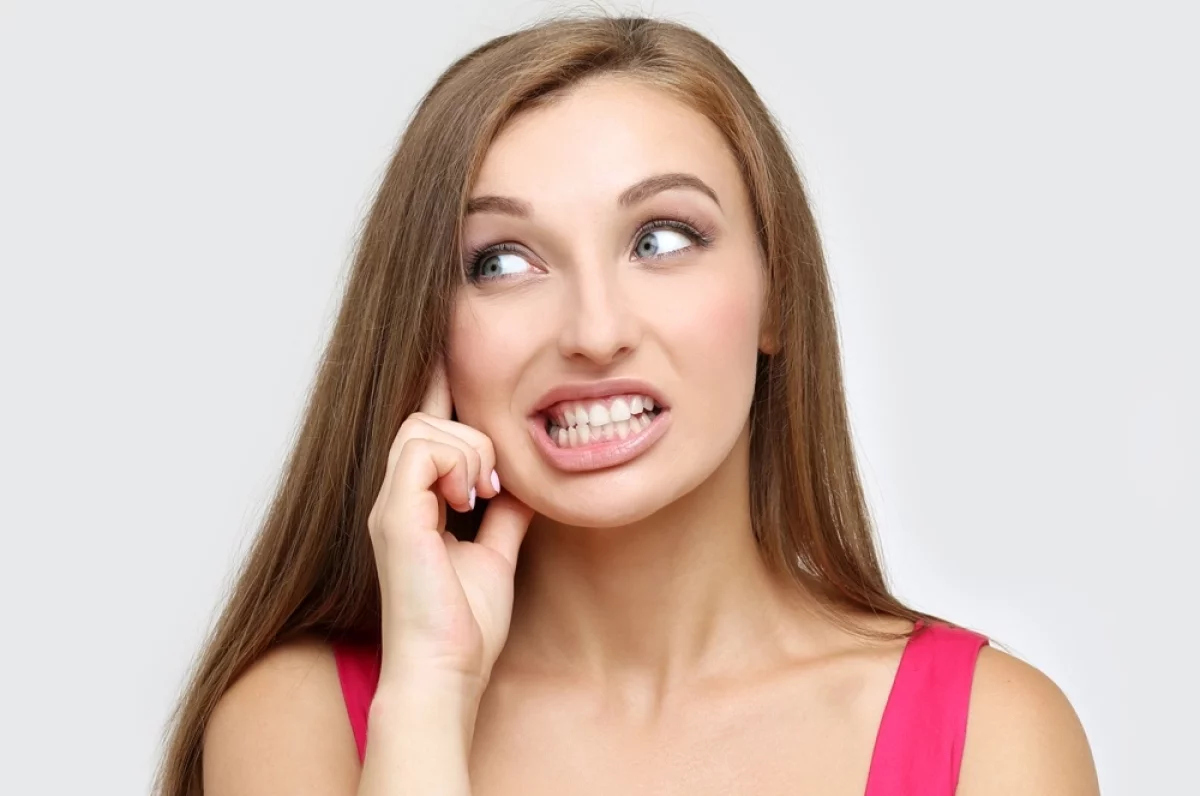 Стирание зубов и старение лица: как потеря высоты прикуса меняет внешность