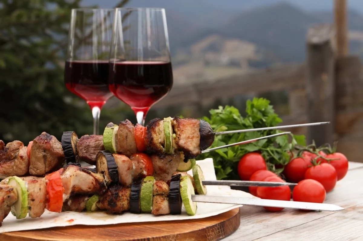 Шашлык и алкоголь: как правильно сочетать, чтобы не навредить здоровью | Советы нутрициолога